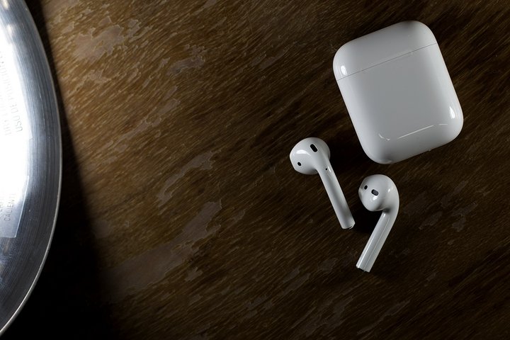 购买 2 年的 AirPods  续航下降怎么办？为什么两只耳机电量损耗不同？