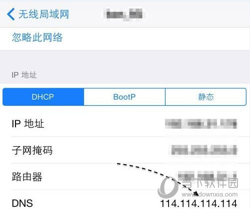 随后在无线网络详情列表里，找到“DNS”一栏，删除原来的地址，把 114.114.114.114 填上去