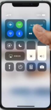 iPhone11pro  max开启控制中心的方法步骤截图