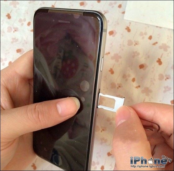 iPhone6如何打开卡槽