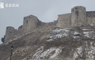 土耳其一座有千年历史的古堡在地震中倒塌 在暴雪中等待救援