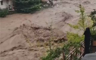 成都大邑突发山洪！水流汹涌穿过桥洞 场面震撼