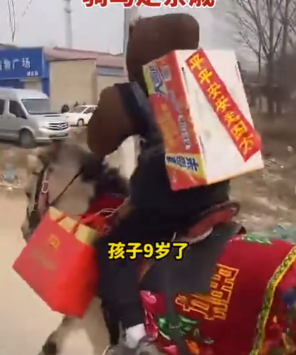 9岁男孩骑马送礼串亲戚,奇怪的组合回头率拉满-第2张图片-9158手机教程网 9岁男孩骑马送礼串亲戚,奇怪的组合回头率拉满-第2张图片-9158手机教程网