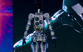 特斯拉人形机器人“擎天柱”亮相 马斯克：不会成为《终结者》的样子