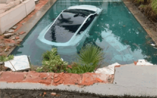 美国一车主驾特斯拉“穿墙” 冲进游泳池整车被泡