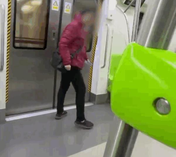 北京一女子故意在地铁车厢内吐口水 已被拘：多次故意吐口水滋事-第2张图片-9158手机教程网